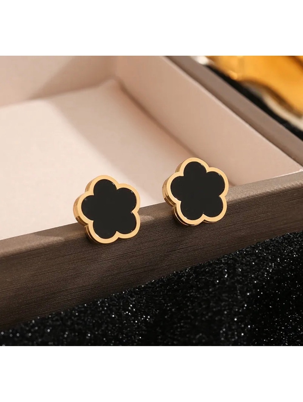 Black and Gold Five Motif Clover Stud Earrings